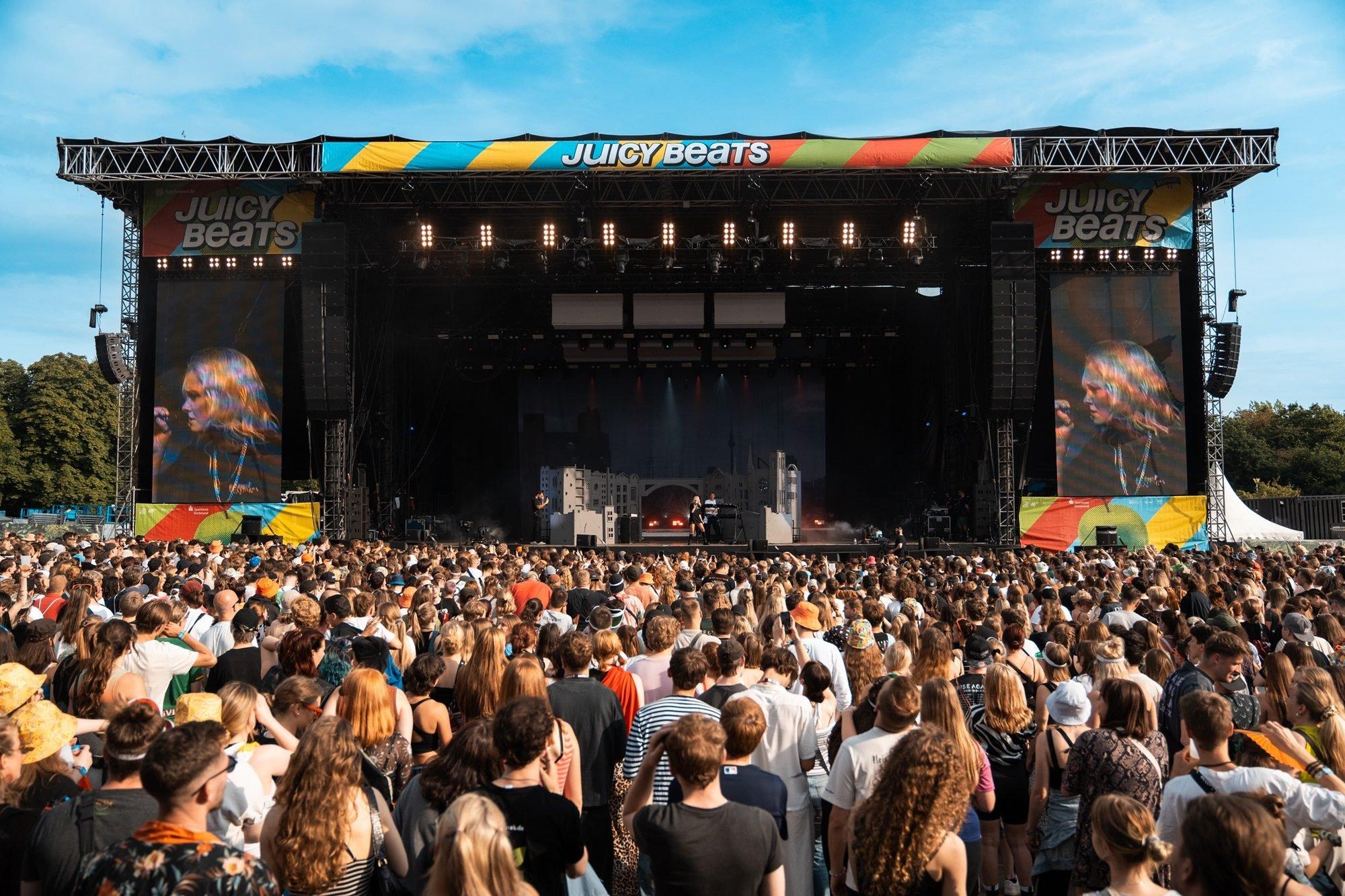 쥬시 비츠 페스티벌에서 열광하는 관중들의 모습