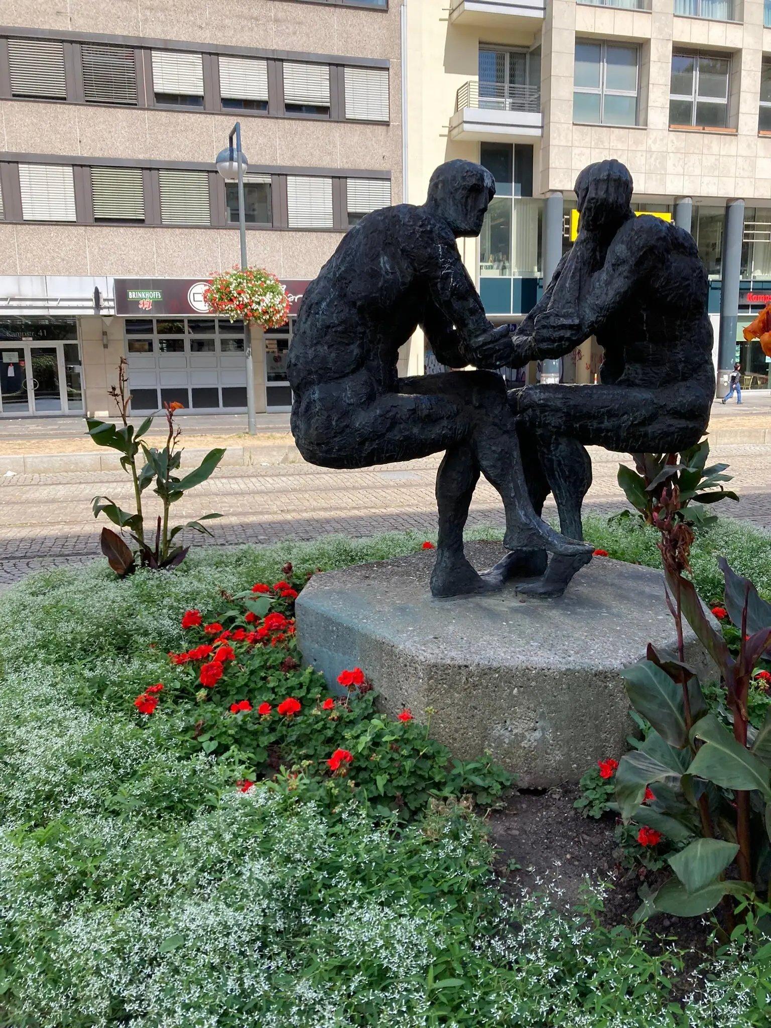 조형물 전체와 캄슈트라세 배경