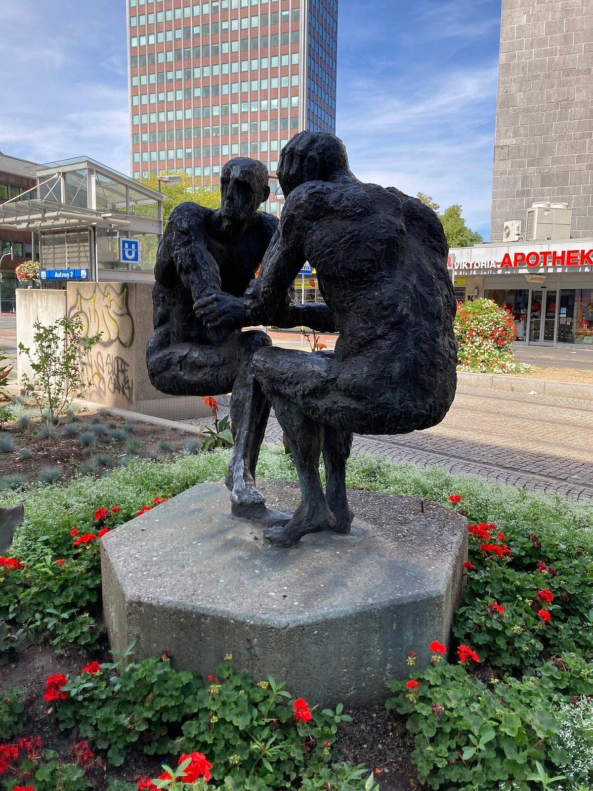 두 인물상 클로즈업