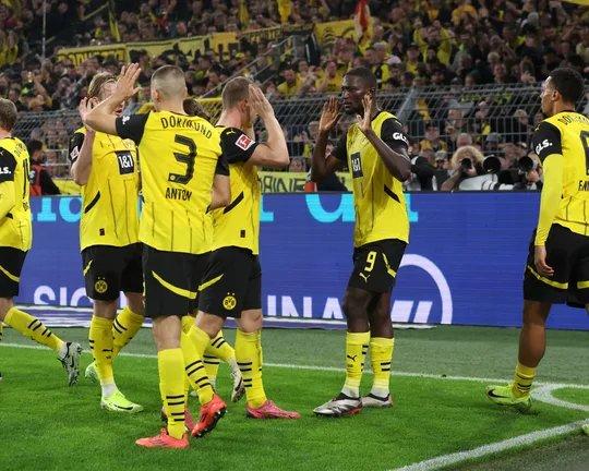 지그날 이두나 파르크에서 열리는 보루시아 도르트문트 홈 경기 장면