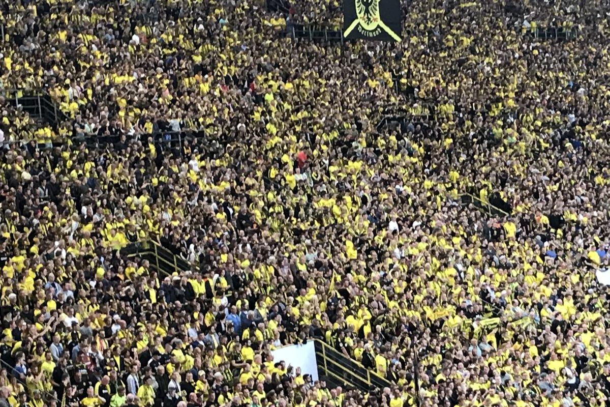 옐로 월(Die Gelbe Wand) 앞 (남쪽 스탠드)