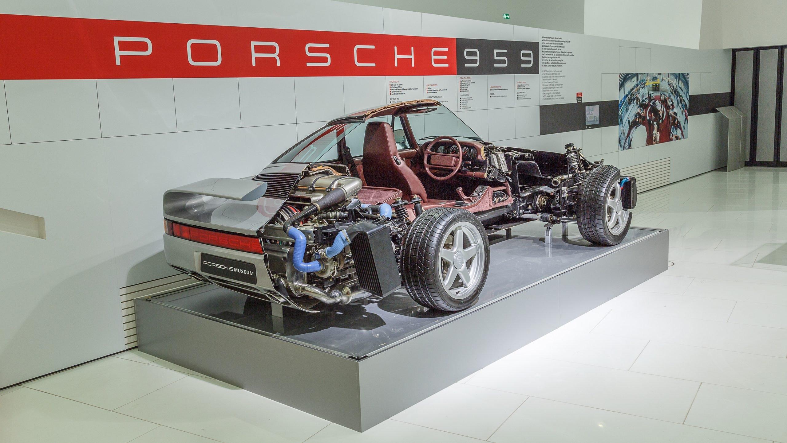 반으로 잘린 포르쉐 자동차