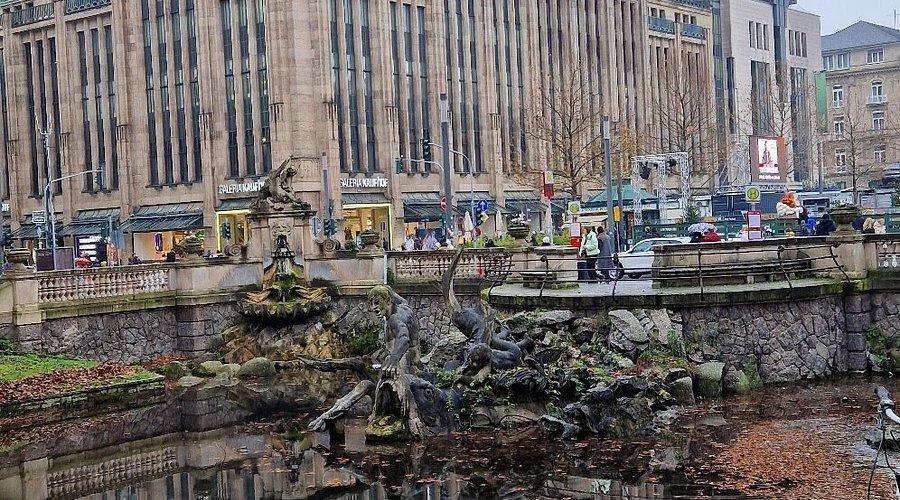 고고학 유물 전시 배경