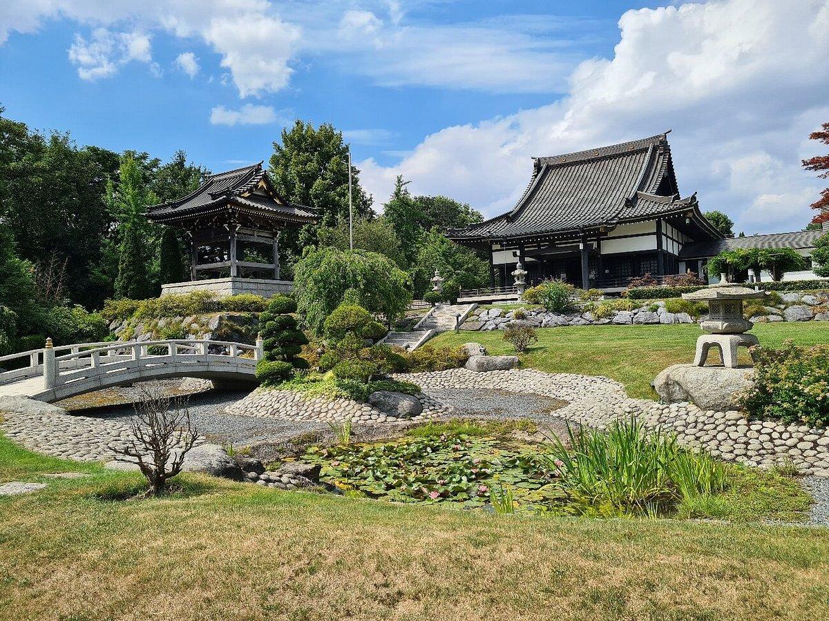 일본 정원 내부 (연못, 석탑, 전통 건축물 배경)