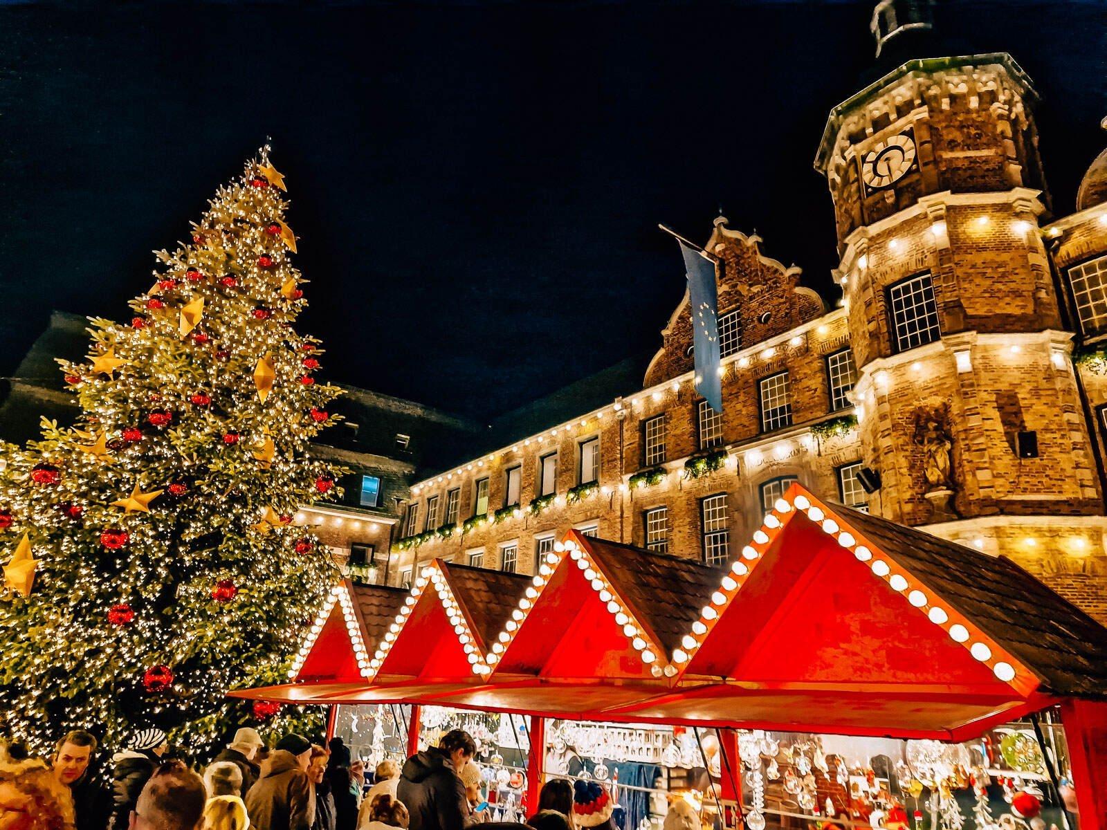 크리스마스 마켓 또는 축제 기간의 광장 전경