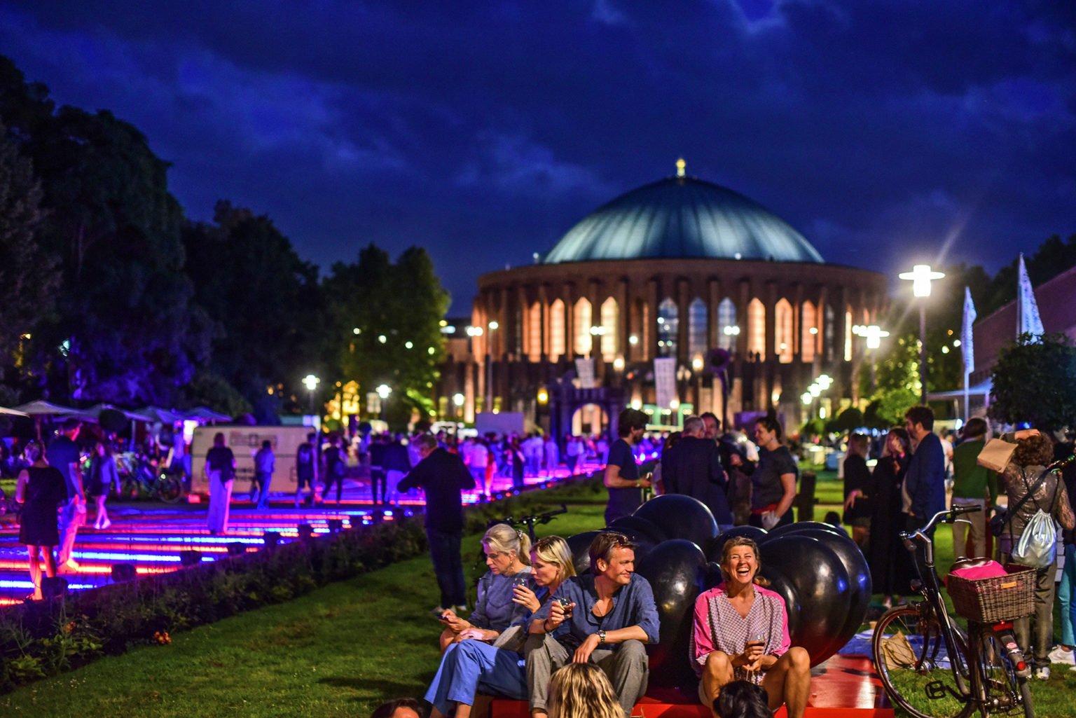 쿤스트할레 뒤셀도르프 미술관의 밤