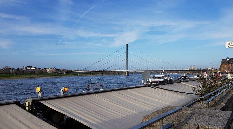 라인강과 라인 크니 다리가 보이는 지점