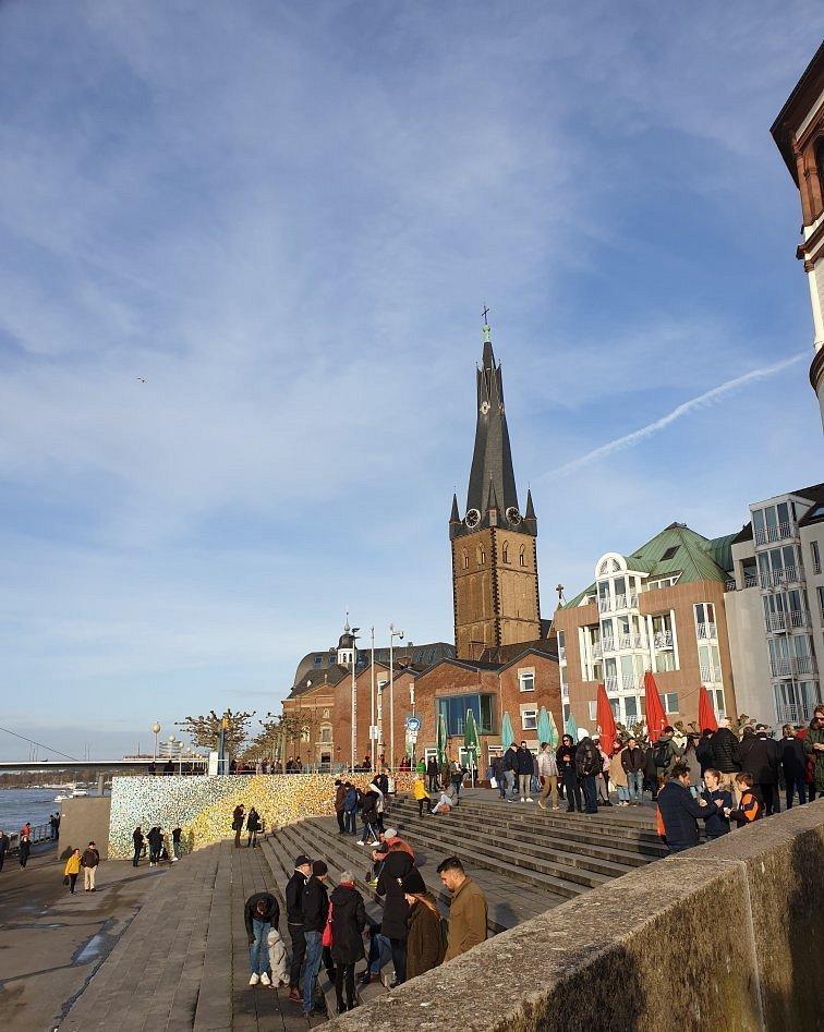 라인 타워를 배경으로 한 계단에서의 인물 사진