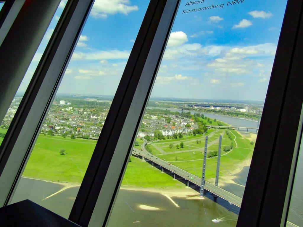 전망대 유리창 앞