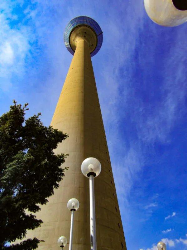 타워 하부 공원 또는 광장