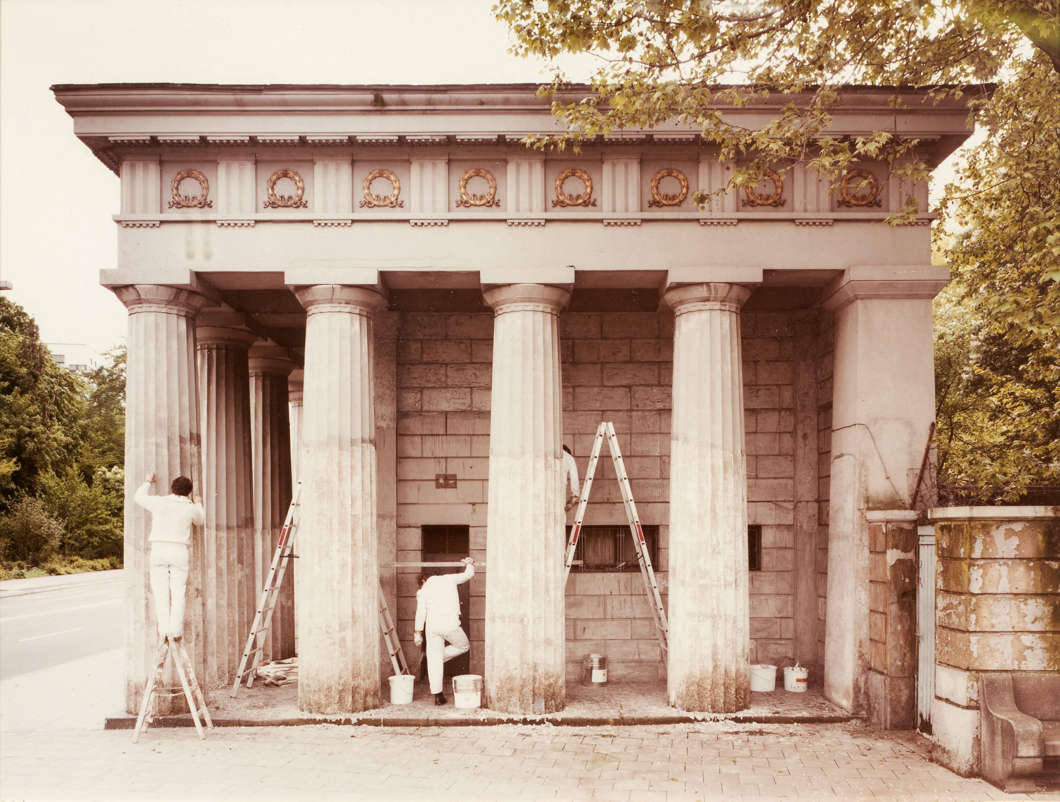 두 문루 사이 도로 중앙 (안전선 안쪽에서)