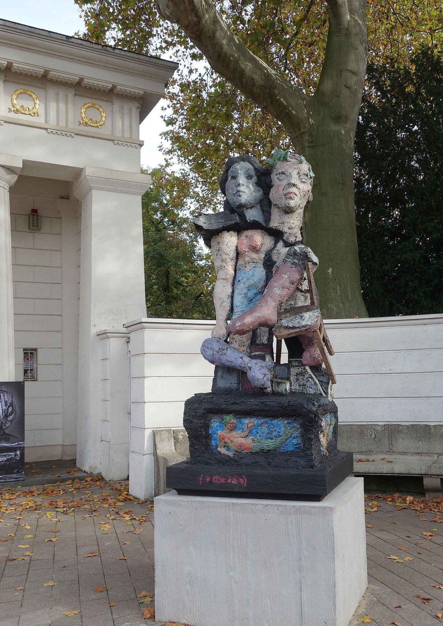 남쪽 문루 앞 '둘이서 추는 춤' 조각상과 함께