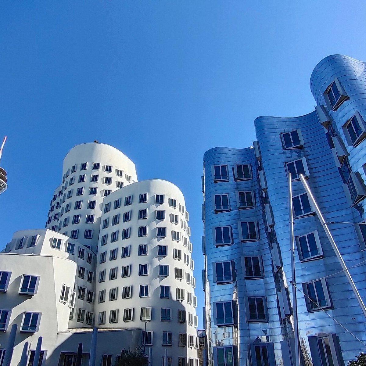 노이어 촐호프 (프랭크 게리 건물군 앞)