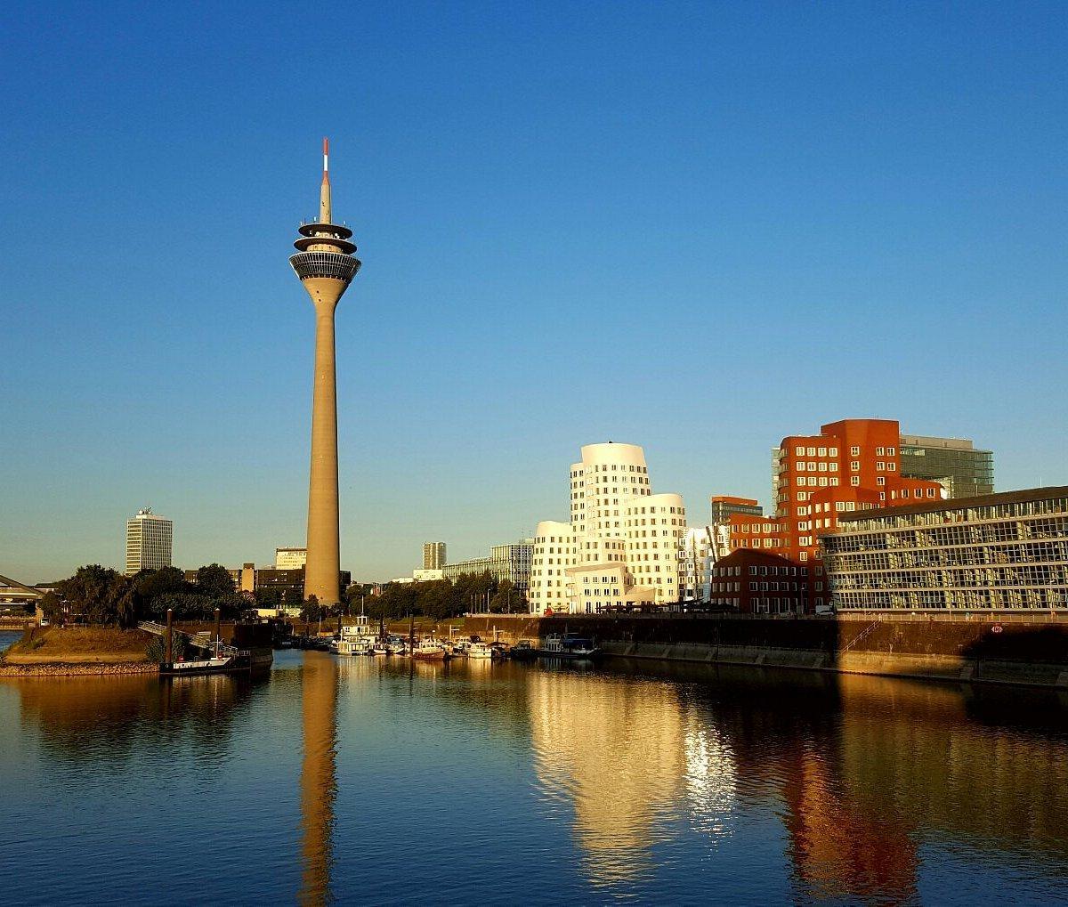 카이슈트라세(Kaistraße) 또는 슈트롬슈트라세(Stromstraße) 강변 산책로