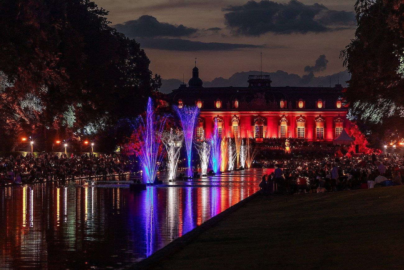 벤라트 궁전 빛 축제의 아름다운 조명과 공연 모습