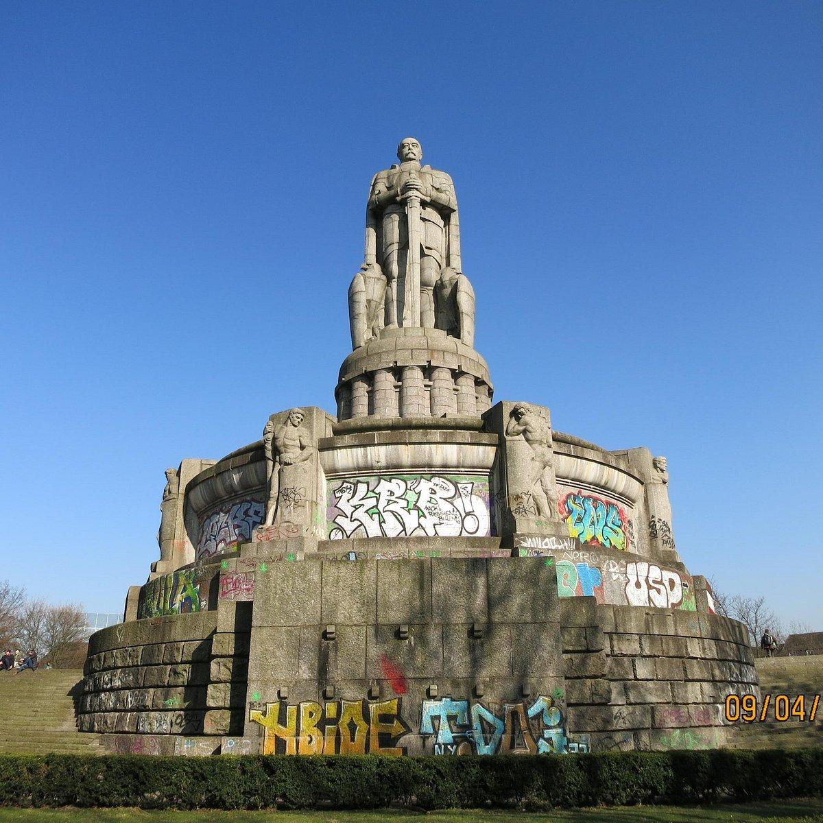 기념비 정면 근접 촬영