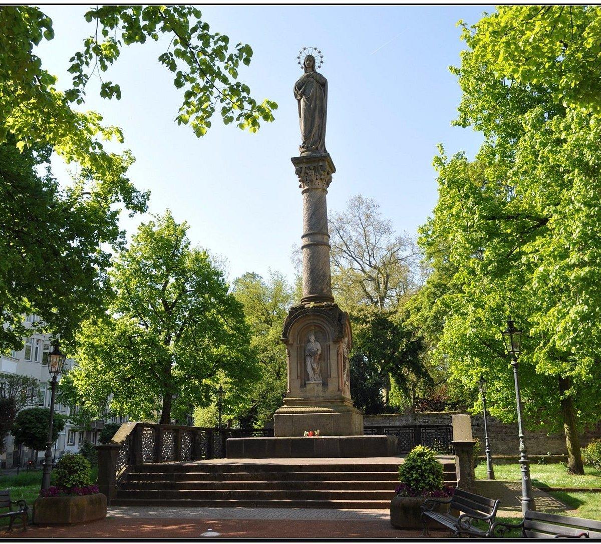 기념 기둥 정면