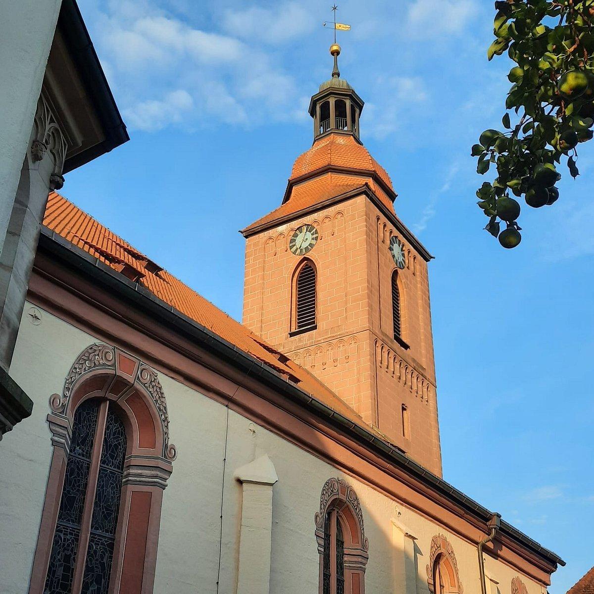 구 종탑과 현대적인 돔형 본당 전경