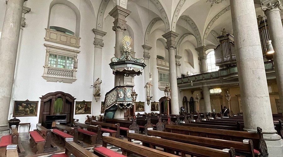 성당 중앙 통로 (제단을 향해)