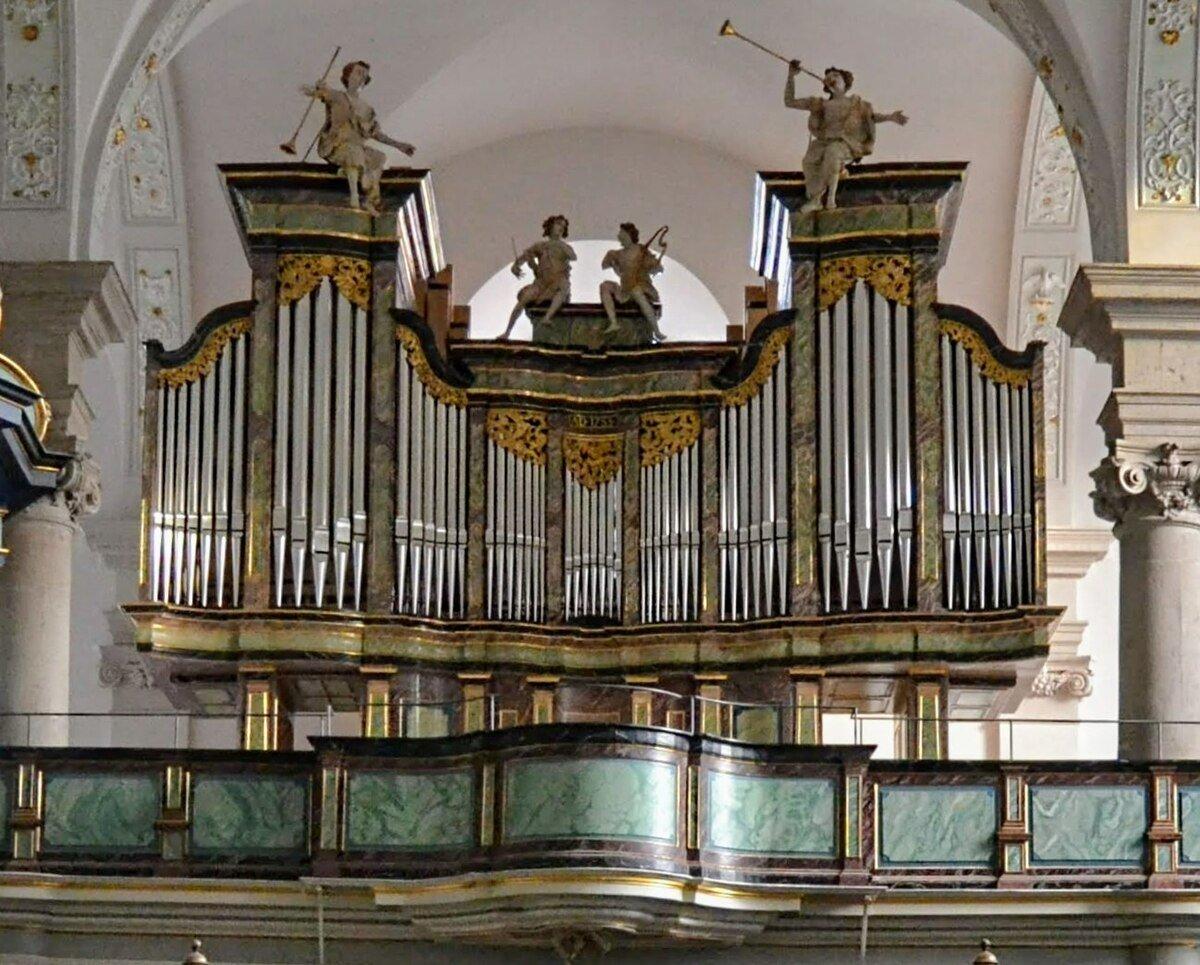 파이프 오르간 정면 또는 측면
