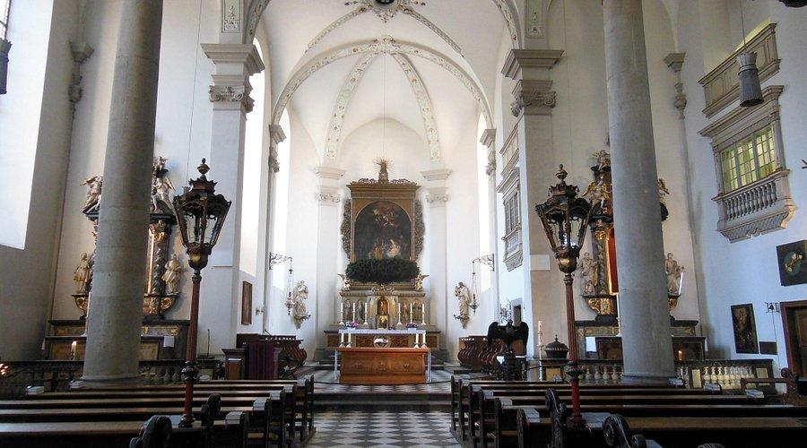 제단화 및 스테인드글라스 창문