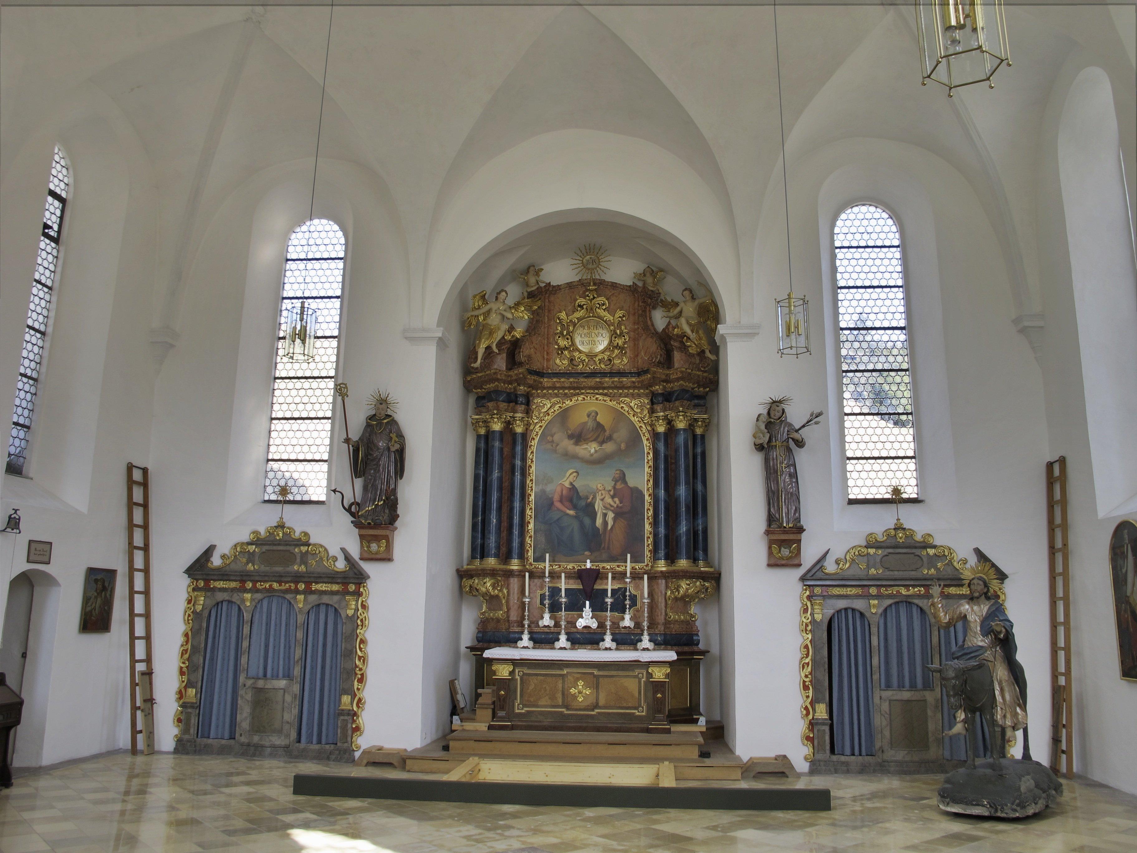 중앙 제단과 주변 장식