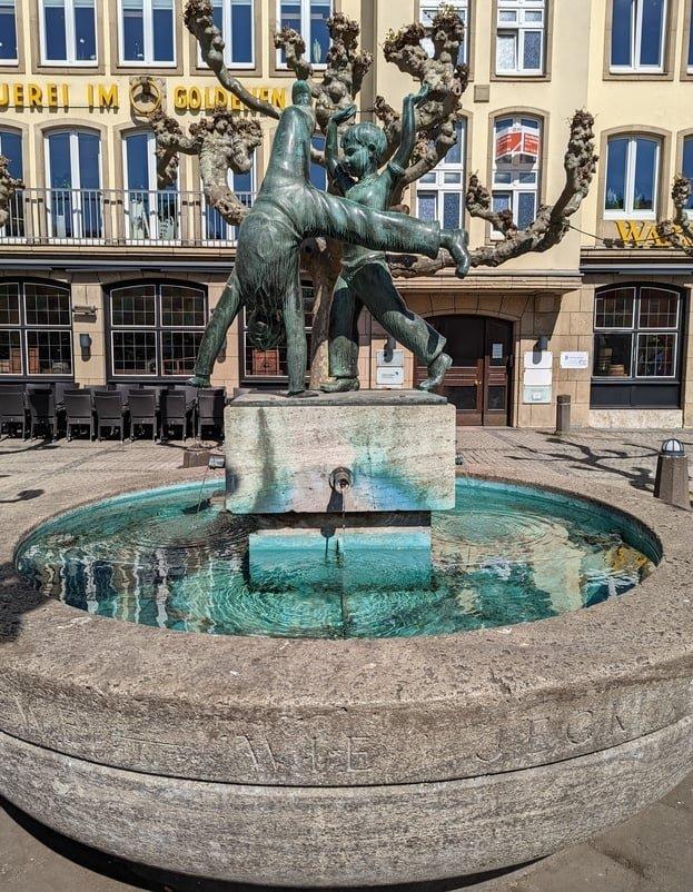 ⛲ 수레바퀴 돌리는 아이 분수(라트슐레거브루넨)