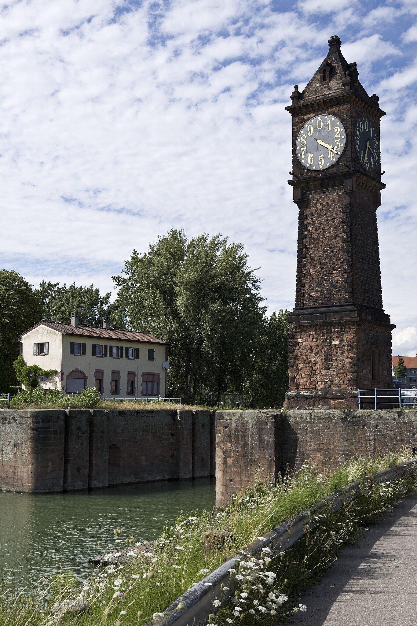 페겔우어와 뒤편 건축물 배경