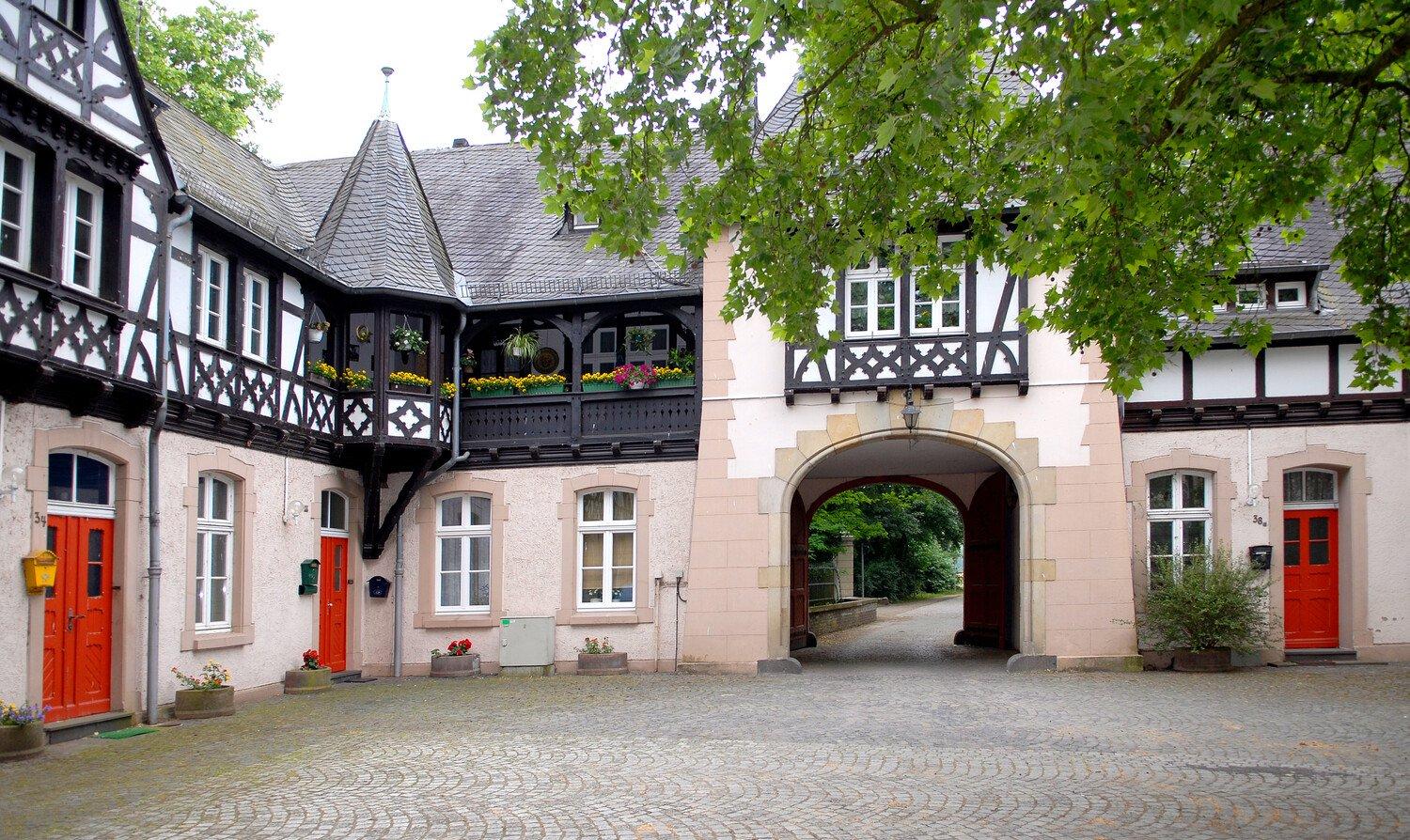 저택 주변 고풍스러운 안뜰