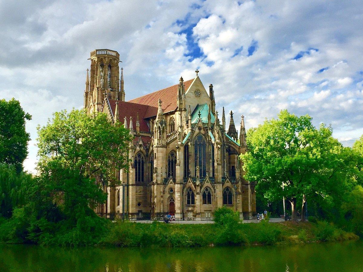 멀리서 보이는 녹색 첨탑