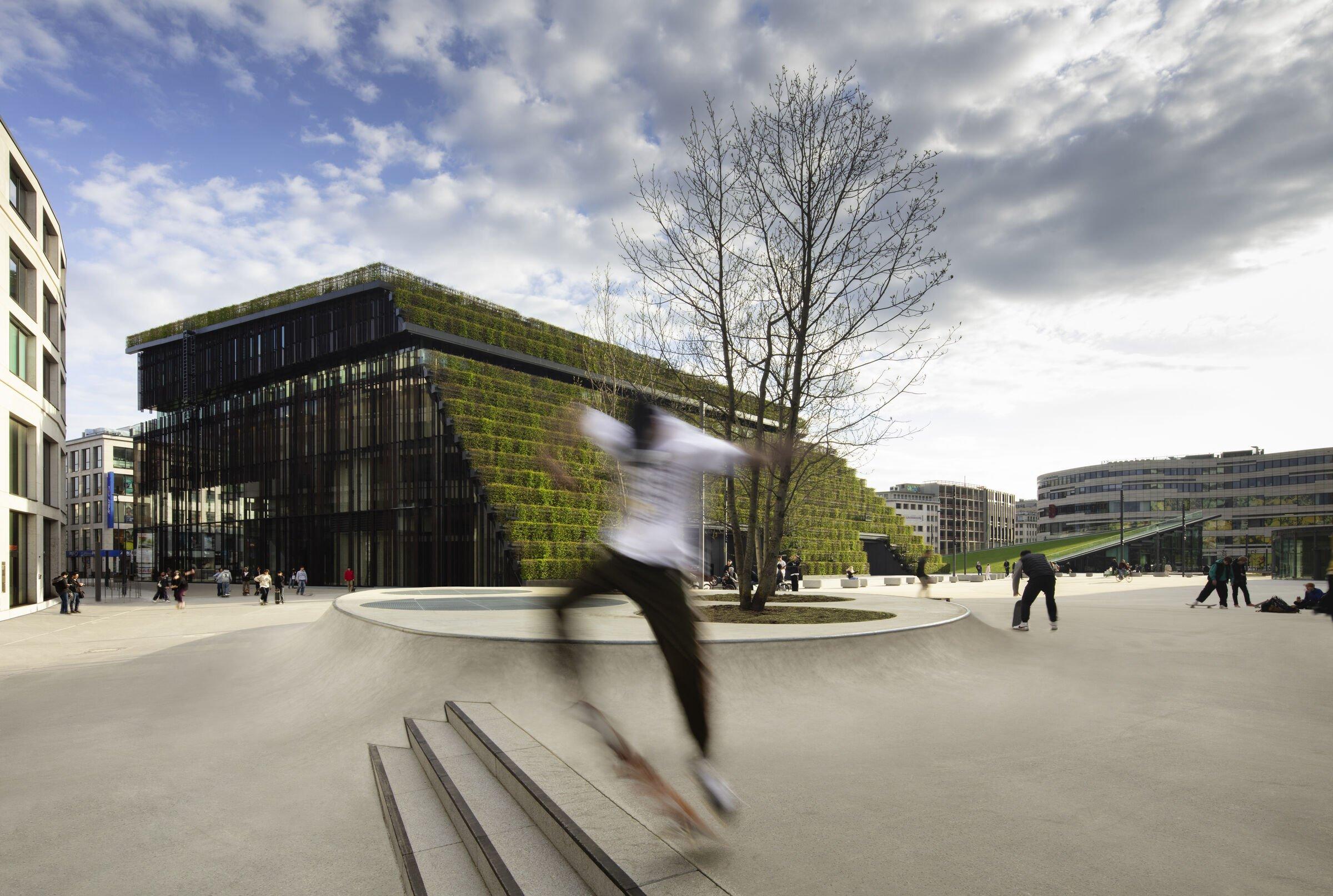 건물 주변 광장 및 보행자 도로