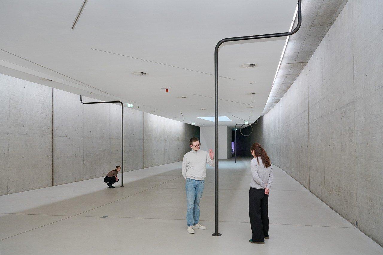 곡선형 터널 내부와 전시 작품