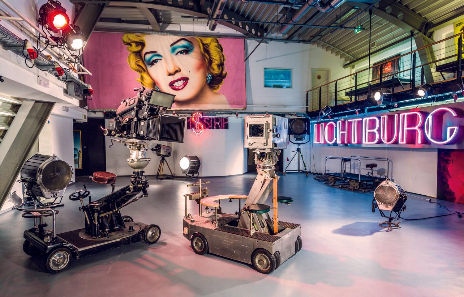 3층 영화 세트장 (자동차 소품)