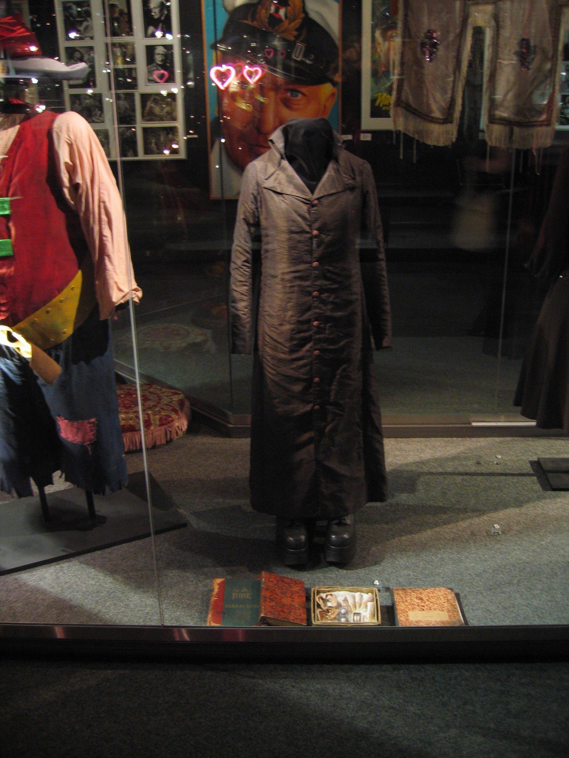 유명 영화 의상 및 포스터 전시 구역