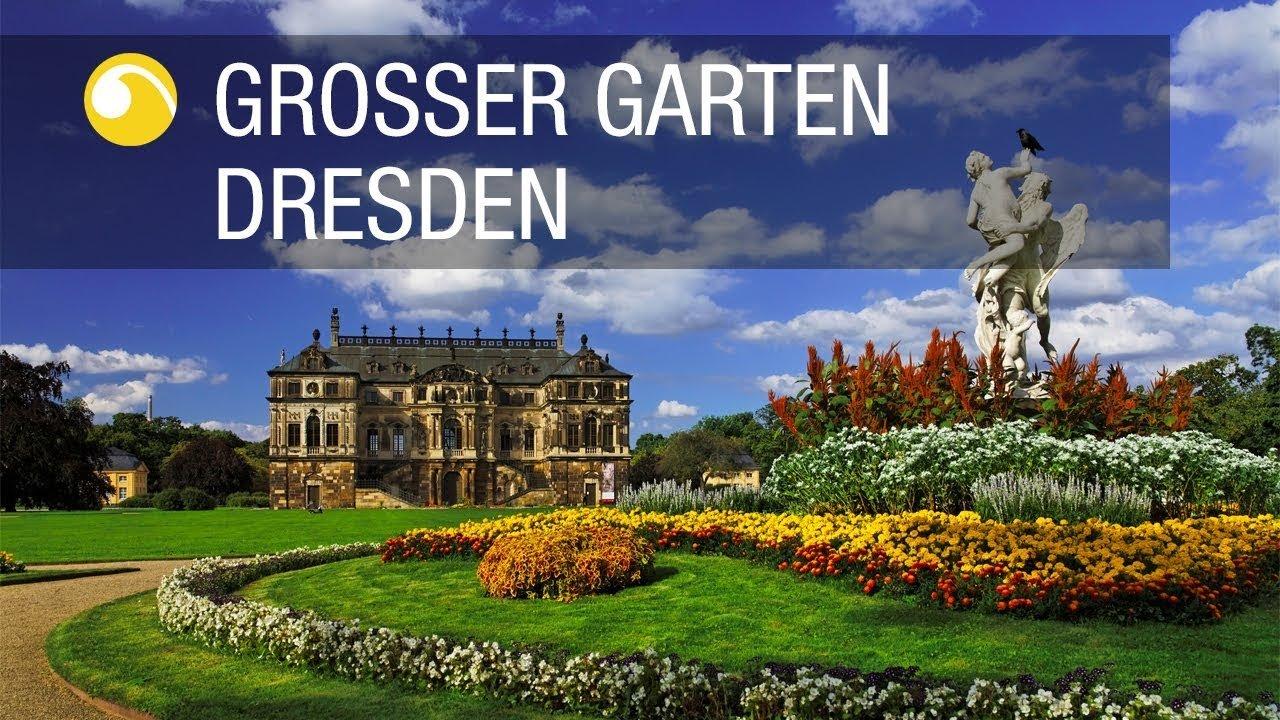 잘 가꾸어진 화단과 조각상