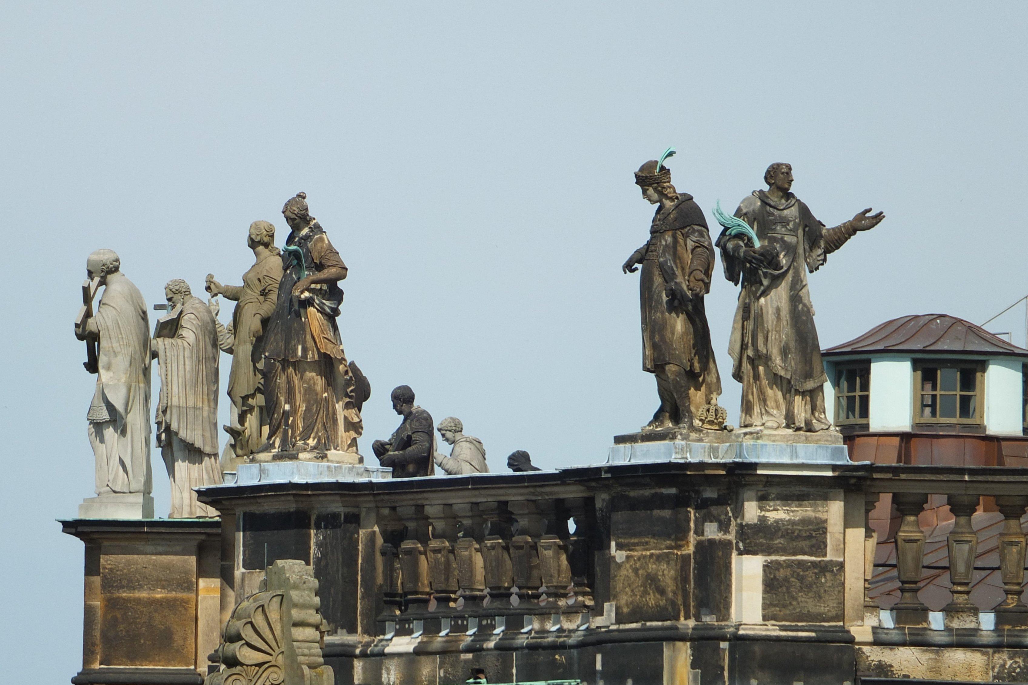 성당 외부 정면 및 측면