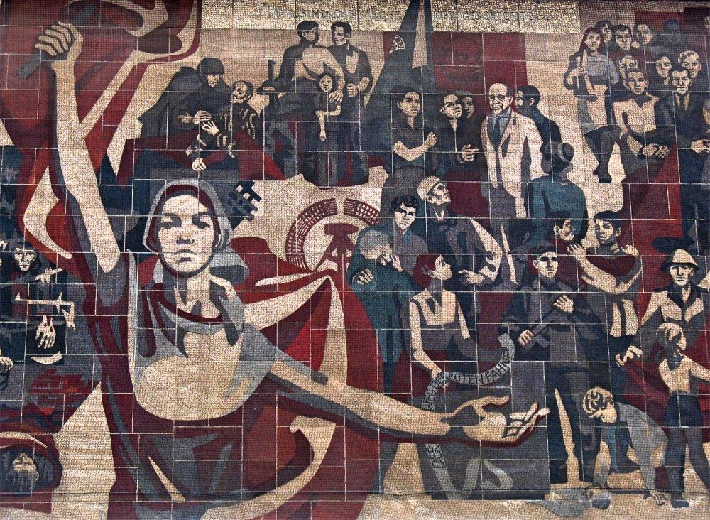 '붉은 깃발의 길' 벽화 전체 또는 일부를 배경으로 촬영