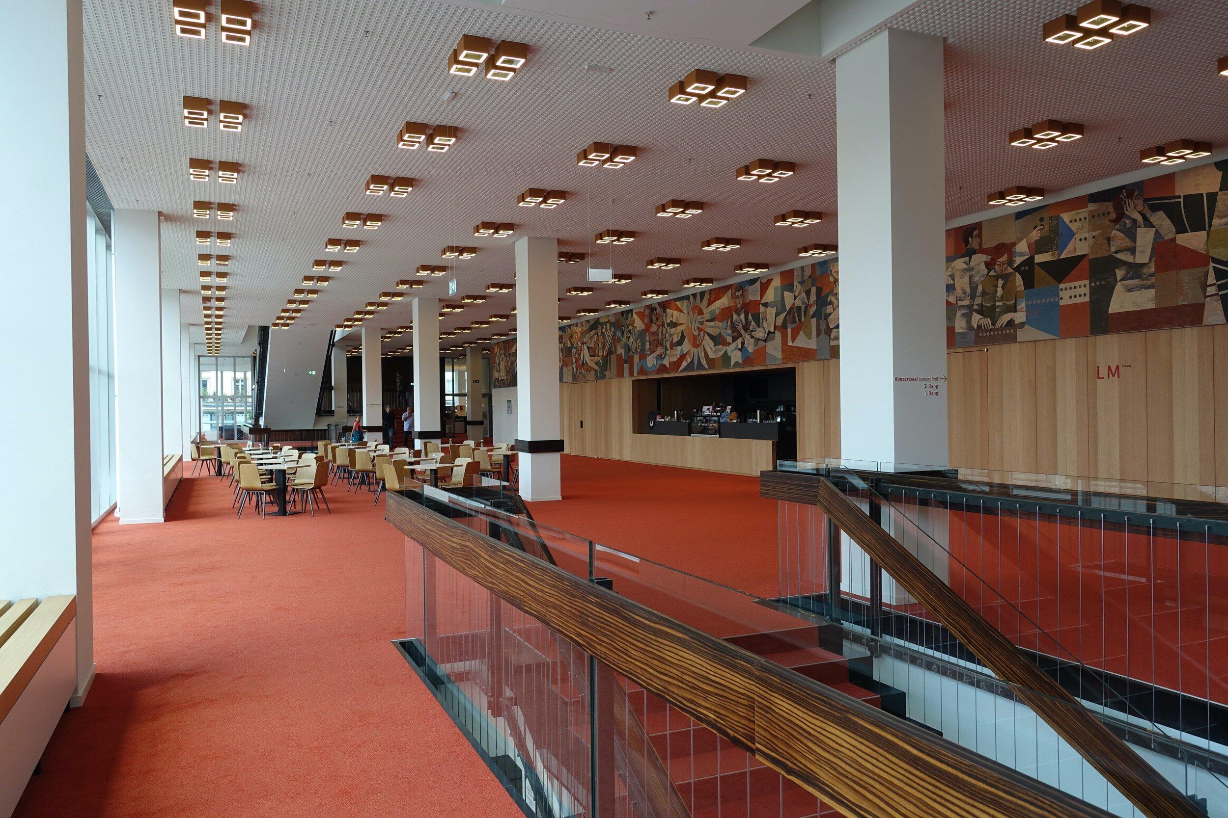 현대적인 건축미가 돋보이는 건물 내부