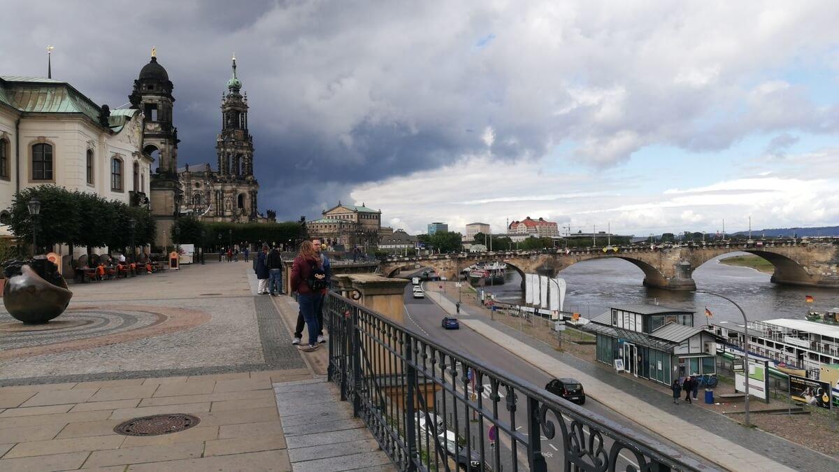 엘베강과 아우구스투스 다리를 배경으로 한 전경