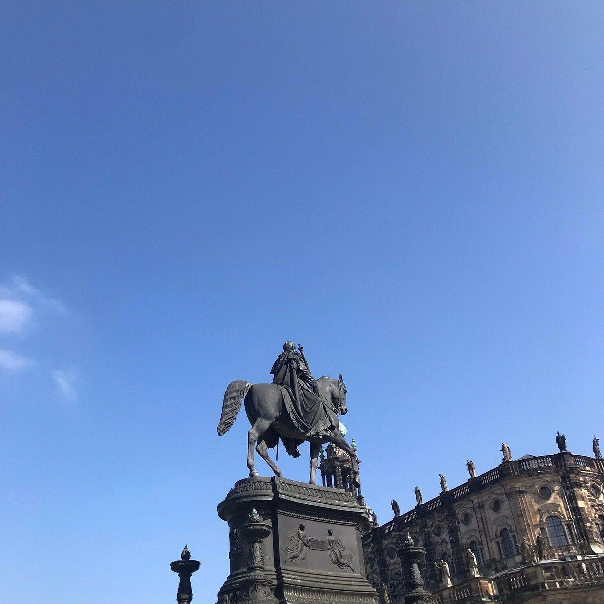 가톨릭 궁정 교회(호프키르헤)와 함께 담는 뷰