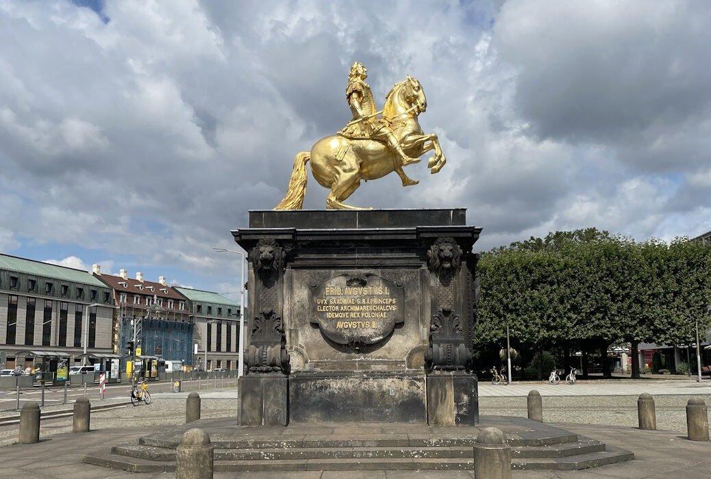 👑 황금 기마상 (골데너 라이터)