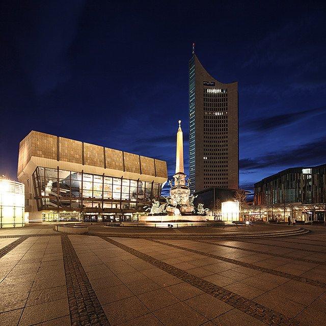 야간 조명이 켜진 게반트하우스 외관