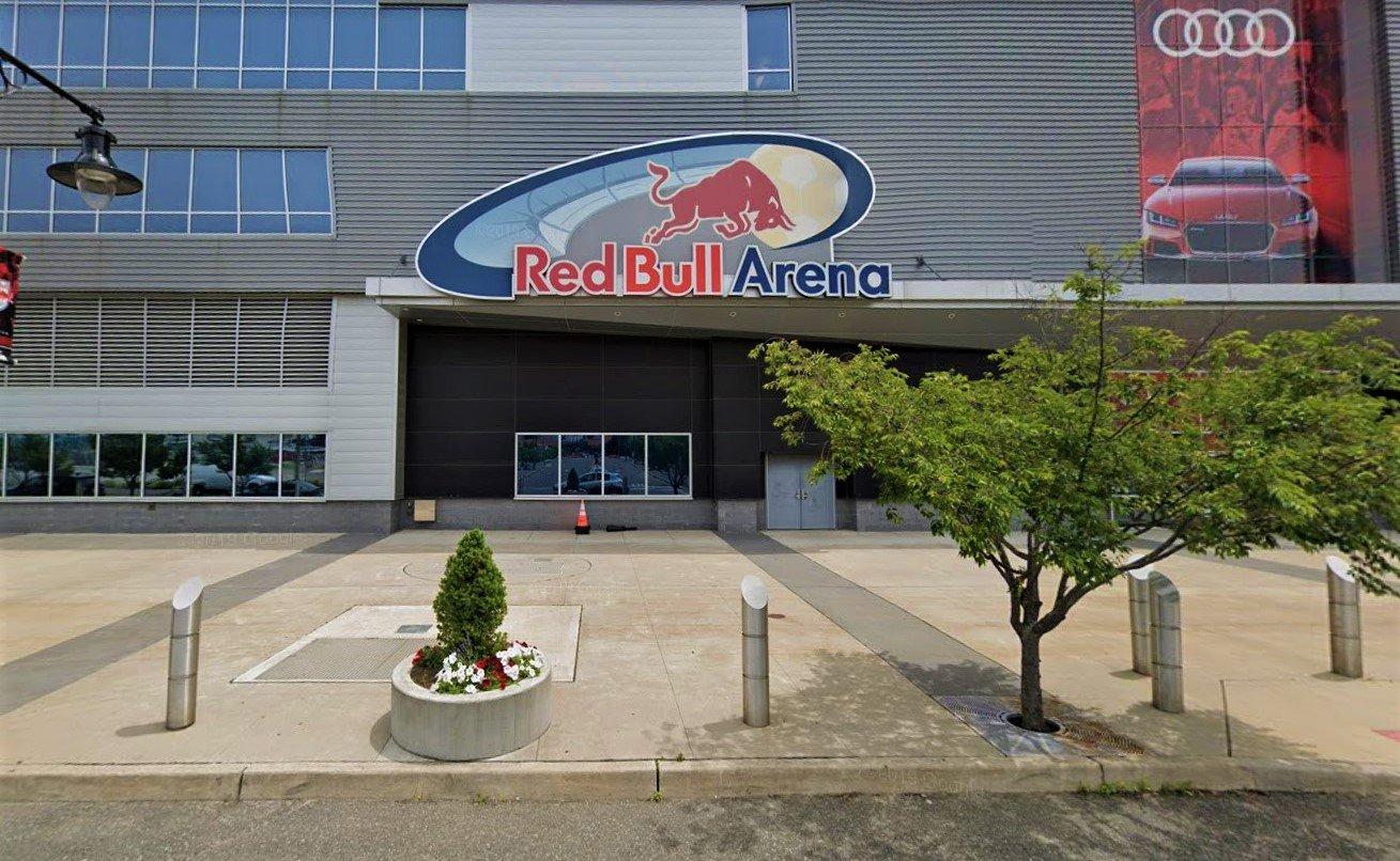 경기장 진입로 및 주변 공간