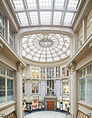 중앙 팔각형 로툰다와 마이센 도자기 종