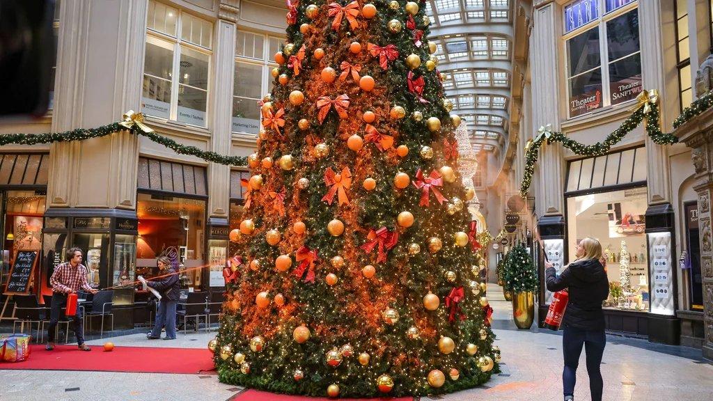 크리스마스 시즌의 대형 트리와 장식