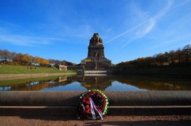 기념비 앞 반사 연못 (See der Tränen)