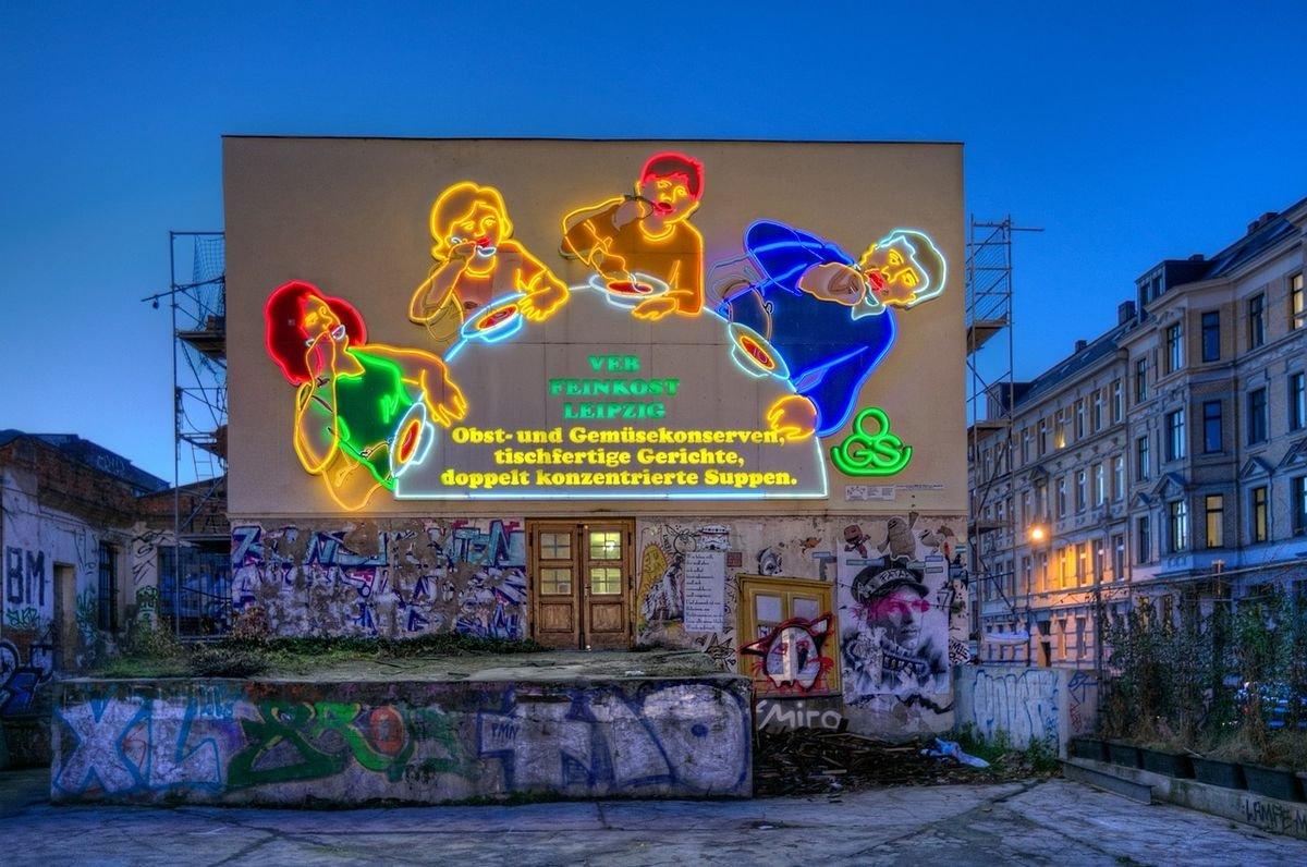 스푼 가족 네온사인 정면 (야간)