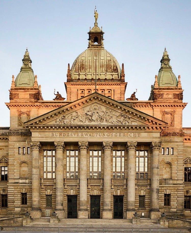 건물 정면 및 중앙 입구