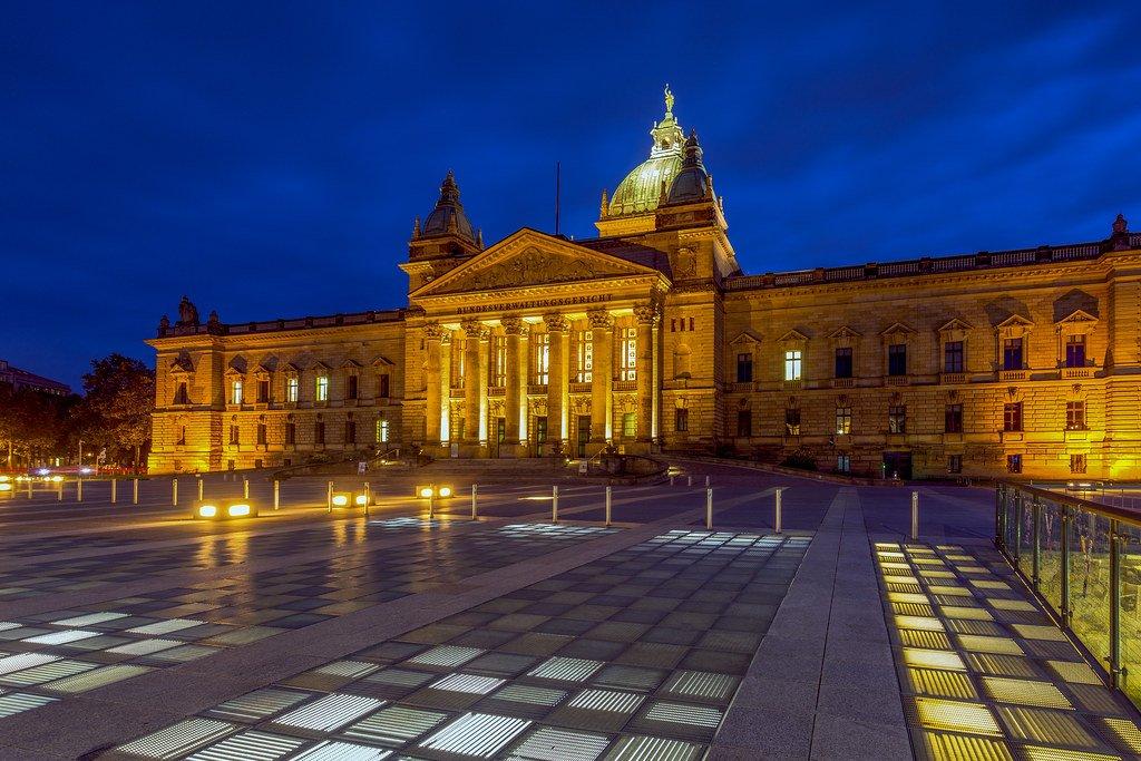 야간 조명이 비추는 건물 전경