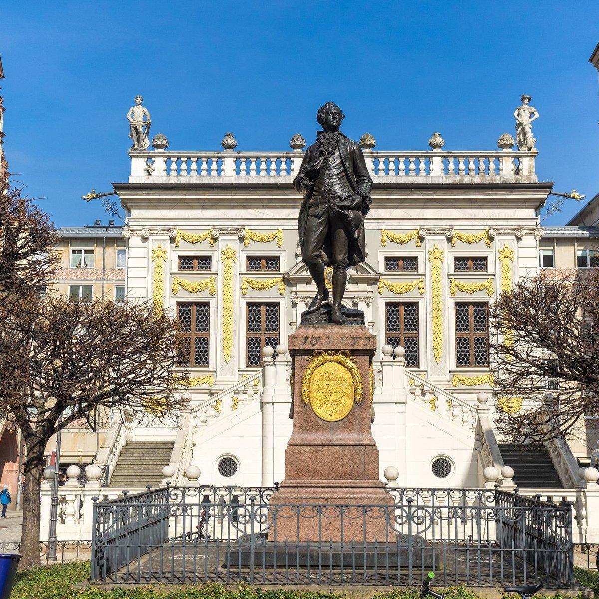 괴테 동상과 함께 알테 뵈르제 담기